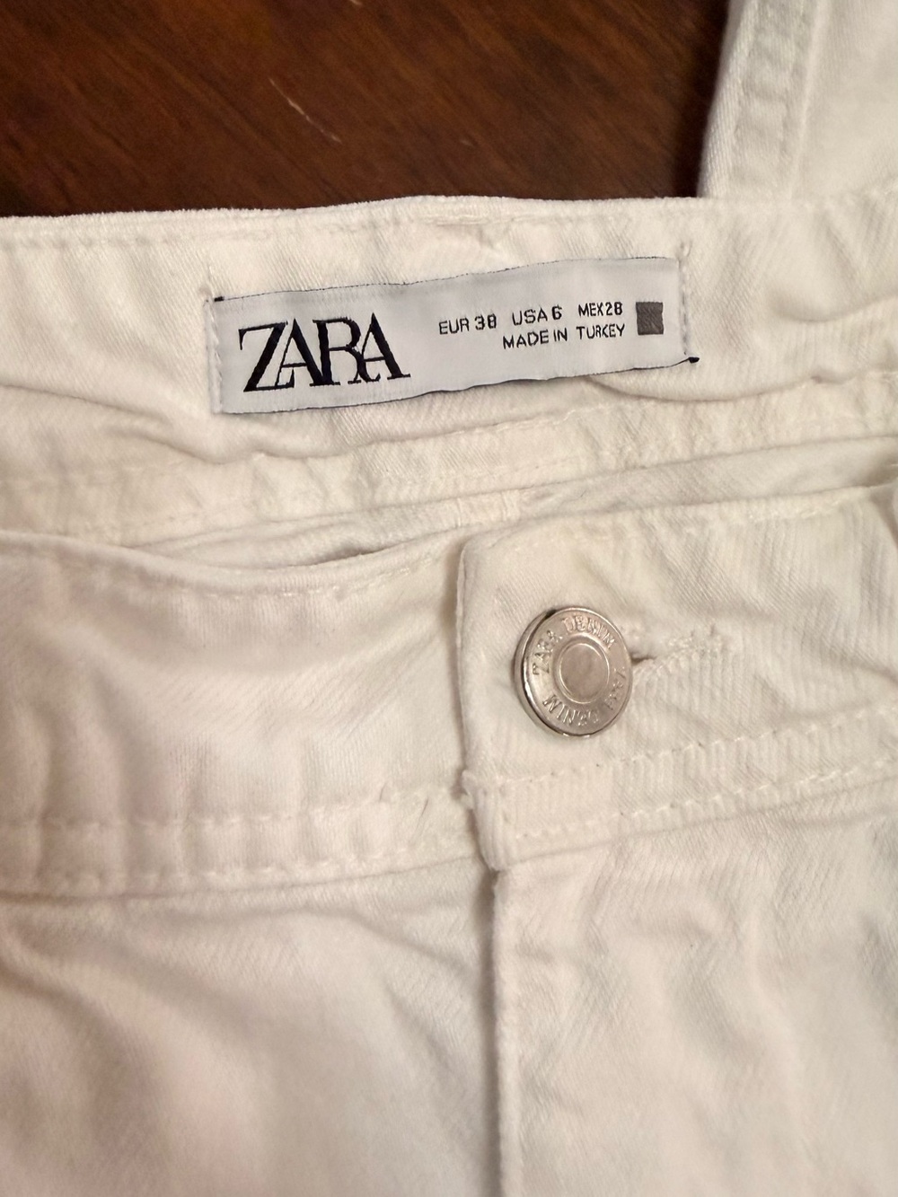ZARA Women's White Jeans - Classic High-Rise Style